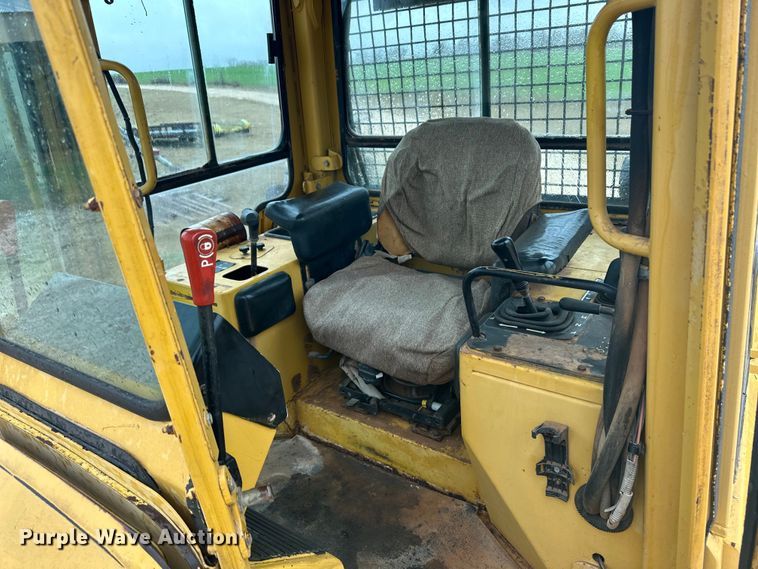 image for item OA9666 1995 John Deere 750C dozer