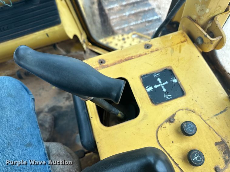 image for item OA9666 1995 John Deere 750C dozer