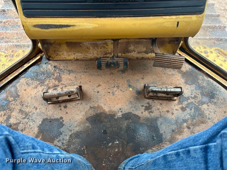 image for item OA9666 1995 John Deere 750C dozer