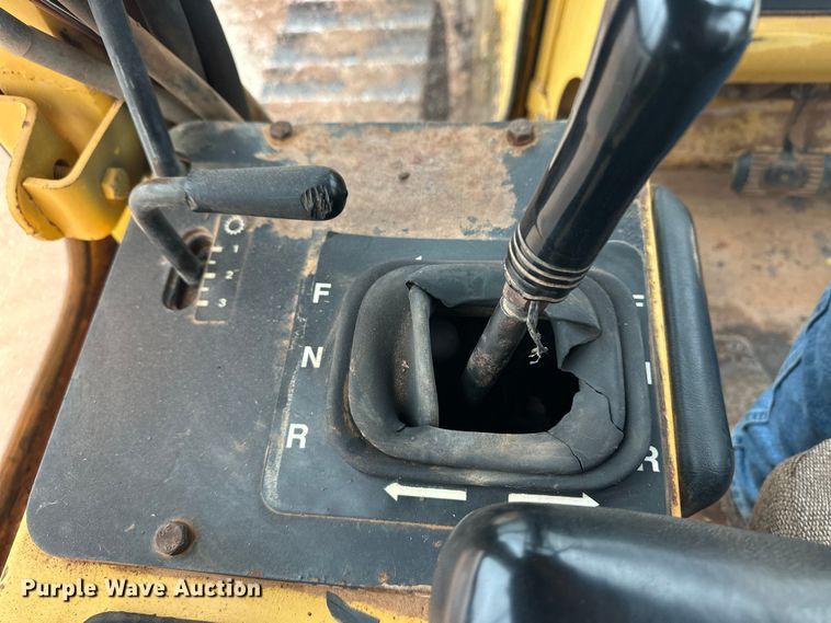 image for item OA9666 1995 John Deere 750C dozer