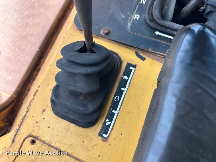 image for item OA9666 1995 John Deere 750C dozer