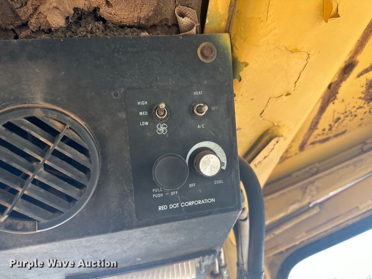 image for item OA9666 1995 John Deere 750C dozer