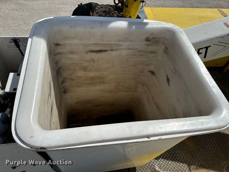 image for item OJ9660 2009 Sterling 5500 bucket truck