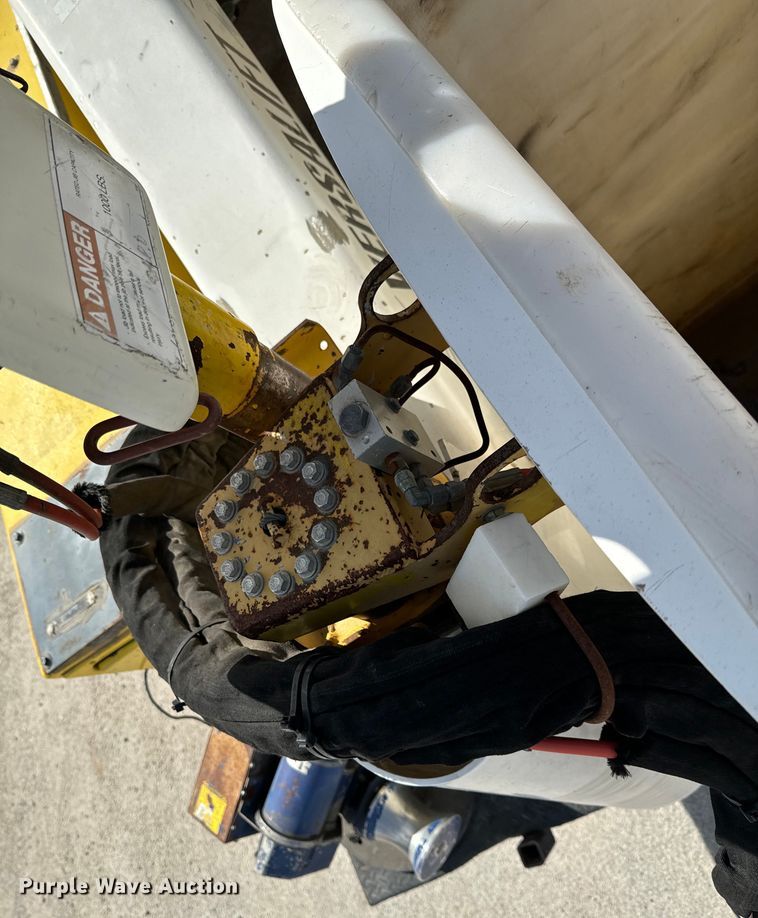 image for item OJ9660 2009 Sterling 5500 bucket truck