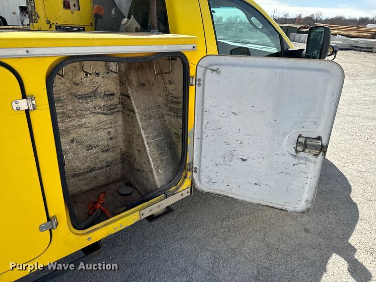 image for item OJ9660 2009 Sterling 5500 bucket truck