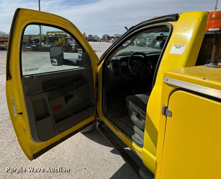 image for item OJ9660 2009 Sterling 5500 bucket truck