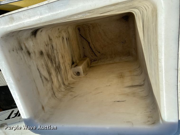 image for item OJ9662 2008 Dodge Ram 5500HD bucket truck