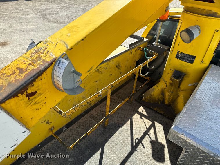 image for item OJ9662 2008 Dodge Ram 5500HD bucket truck