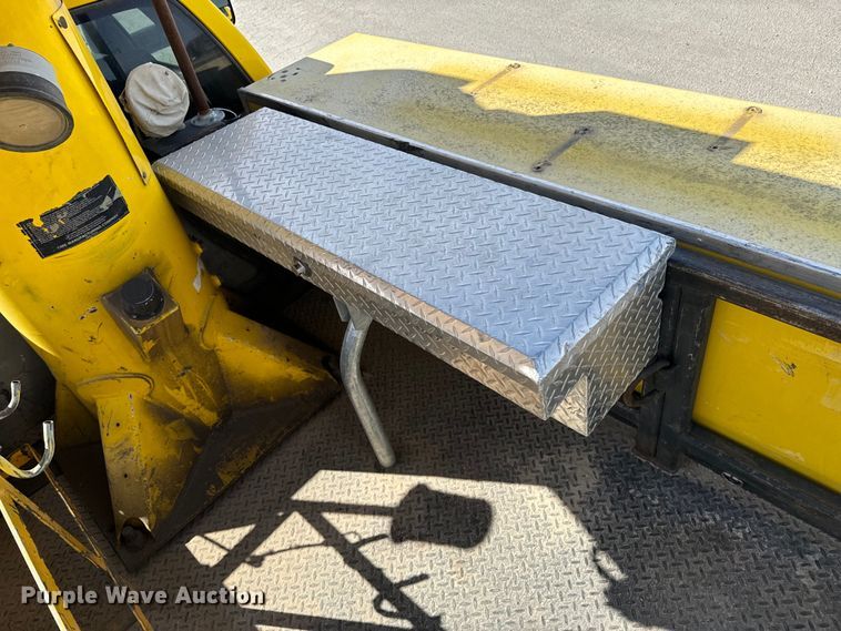 image for item OJ9662 2008 Dodge Ram 5500HD bucket truck