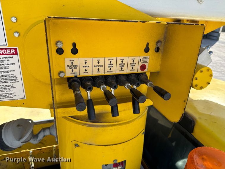 image for item OJ9662 2008 Dodge Ram 5500HD bucket truck