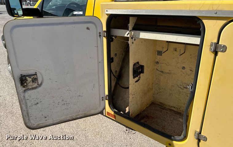 image for item OJ9662 2008 Dodge Ram 5500HD bucket truck