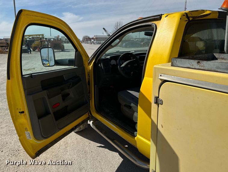 image for item OJ9662 2008 Dodge Ram 5500HD bucket truck