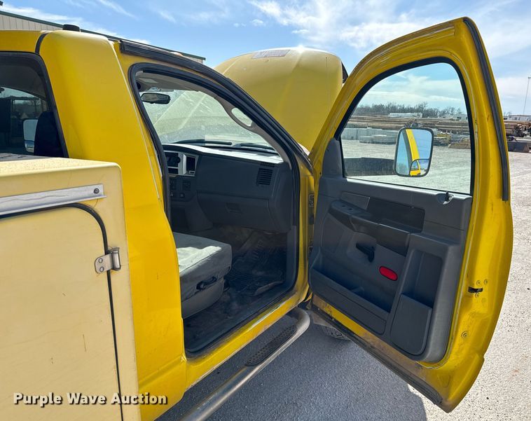 image for item OJ9662 2008 Dodge Ram 5500HD bucket truck