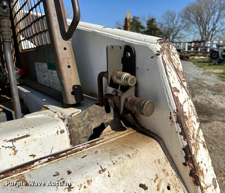 image for item OM9964 2001 Bobcat 763 skid steer loader
