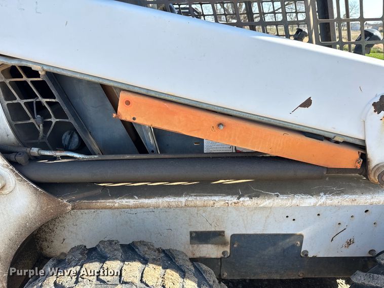 image for item OM9964 2001 Bobcat 763 skid steer loader