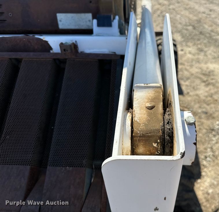 image for item OM9964 2001 Bobcat 763 skid steer loader