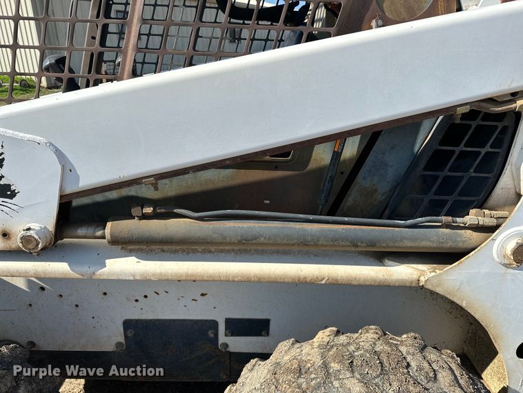 image for item OM9964 2001 Bobcat 763 skid steer loader