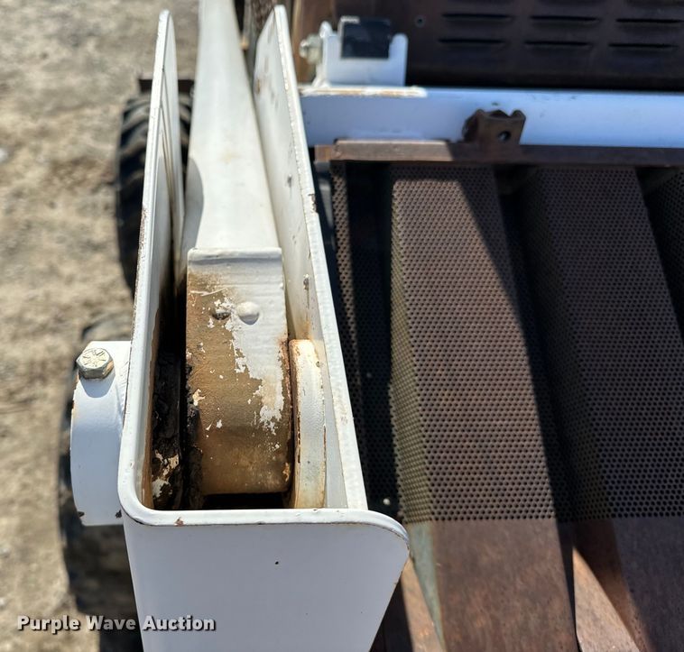 image for item OM9964 2001 Bobcat 763 skid steer loader