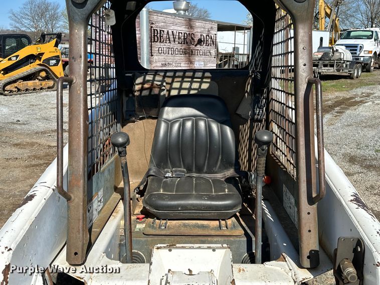 image for item OM9964 2001 Bobcat 763 skid steer loader