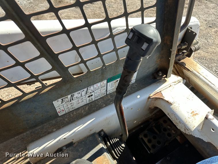 image for item OM9964 2001 Bobcat 763 skid steer loader