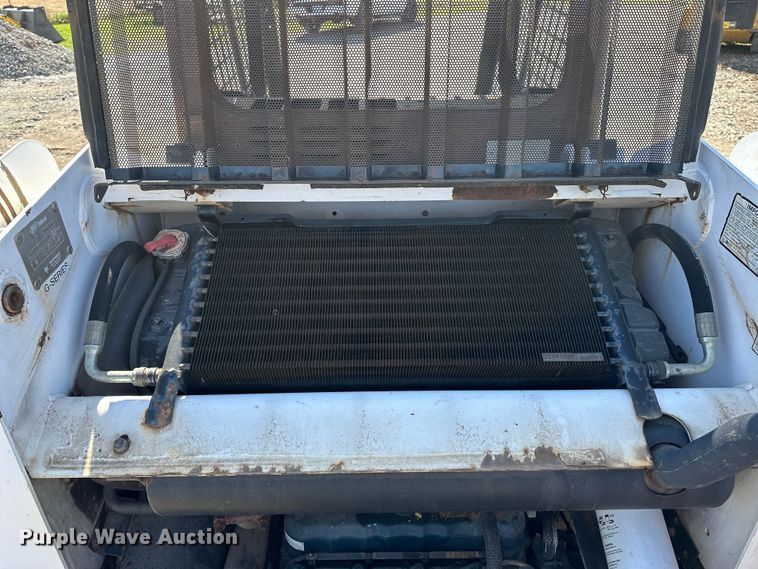 image for item OM9964 2001 Bobcat 763 skid steer loader