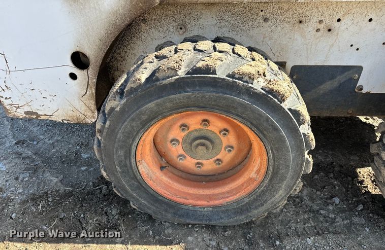 image for item OM9964 2001 Bobcat 763 skid steer loader