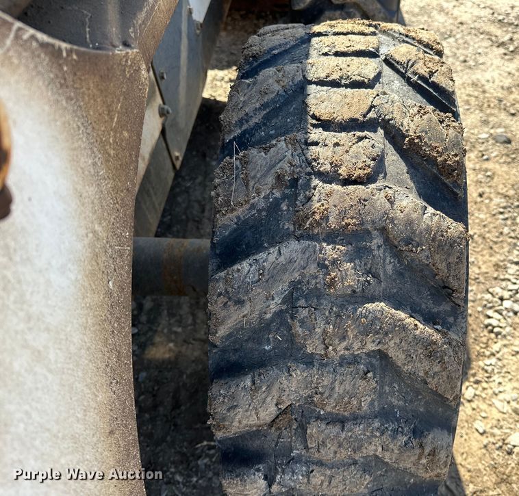 image for item OM9964 2001 Bobcat 763 skid steer loader