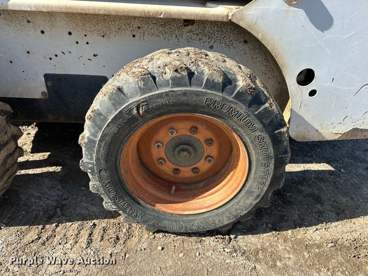 image for item OM9964 2001 Bobcat 763 skid steer loader