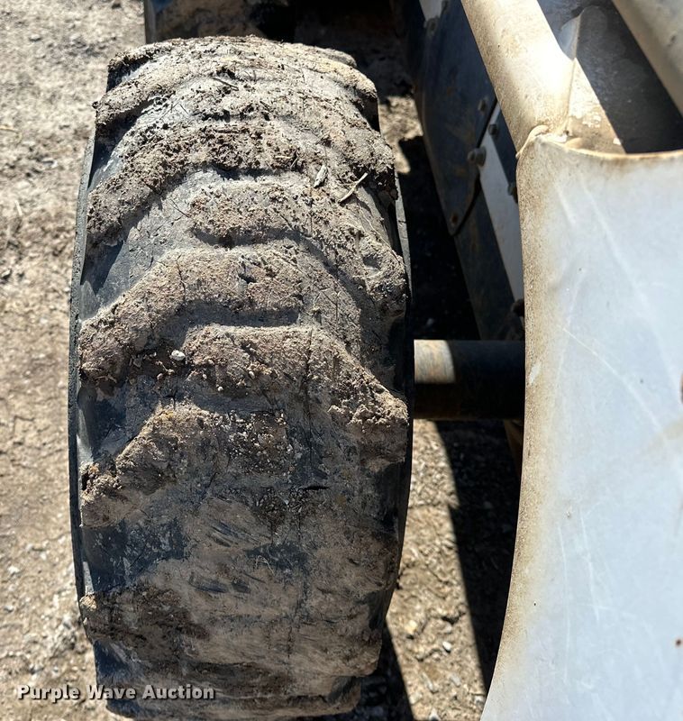 image for item OM9964 2001 Bobcat 763 skid steer loader