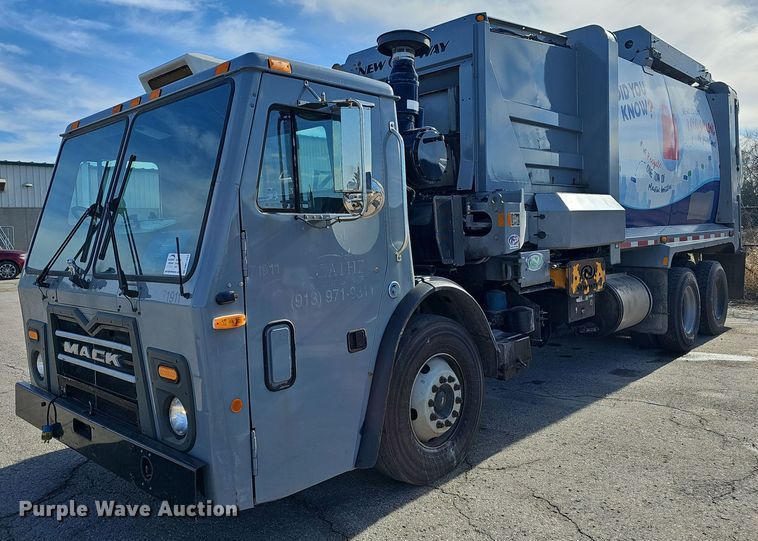 image for item DM1494 2015 Mack LE600 refuse truck