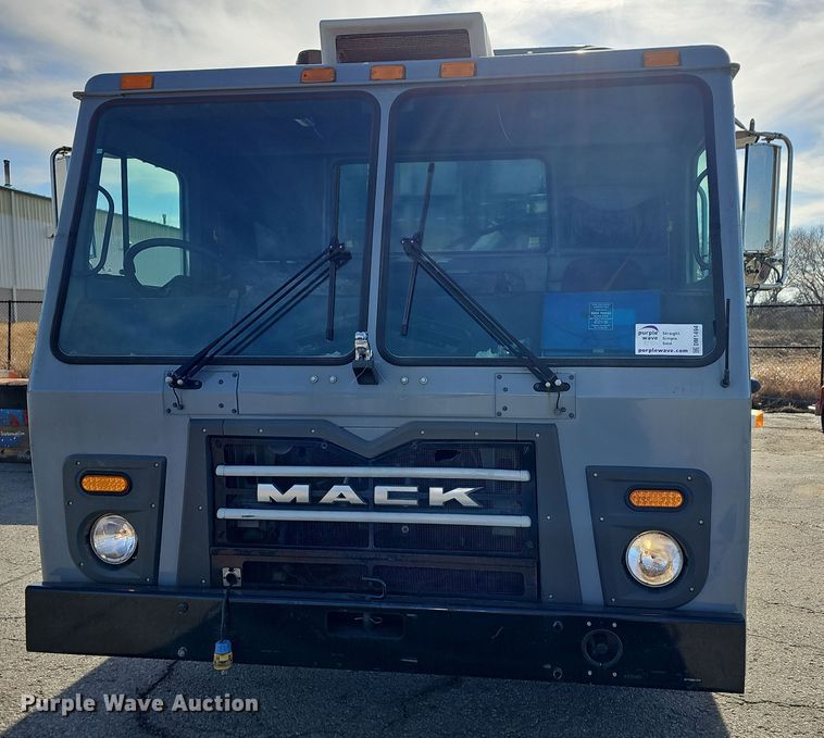 image for item DM1494 2015 Mack LE600 refuse truck