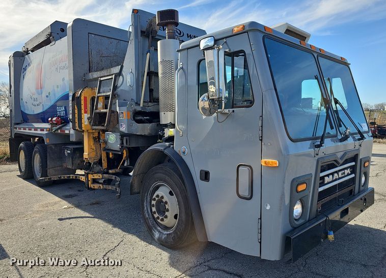 image for item DM1494 2015 Mack LE600 refuse truck