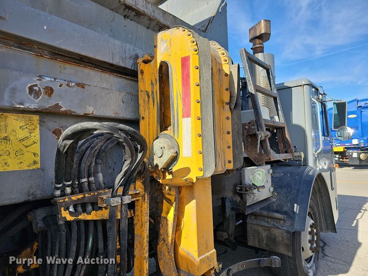 image for item DM1494 2015 Mack LE600 refuse truck