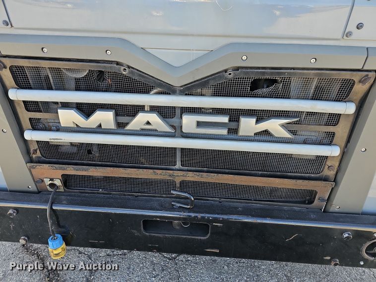 image for item DM1494 2015 Mack LE600 refuse truck