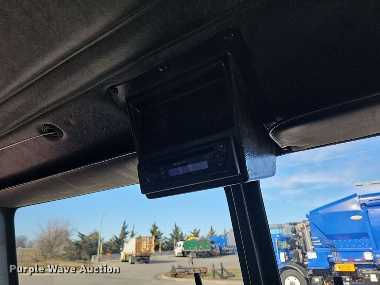 image for item DM1494 2015 Mack LE600 refuse truck