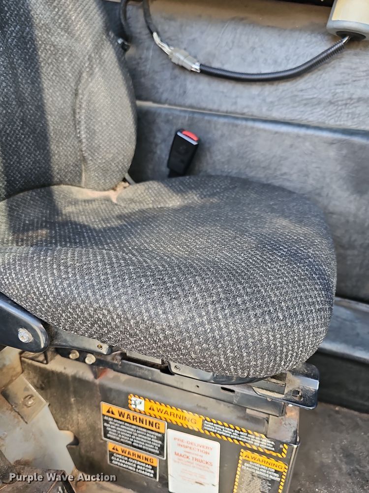 image for item DM1494 2015 Mack LE600 refuse truck