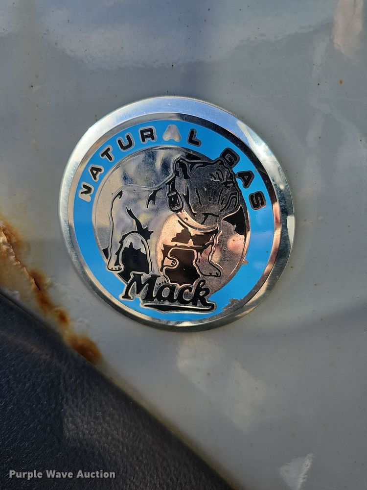 image for item DM1494 2015 Mack LE600 refuse truck