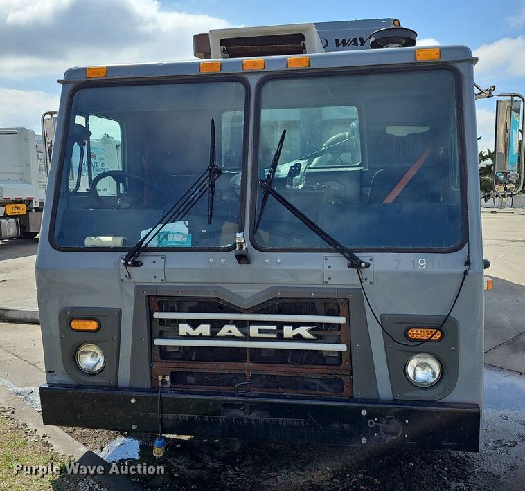 image for item DM1559 2015 Mack LEU633 refuse truck