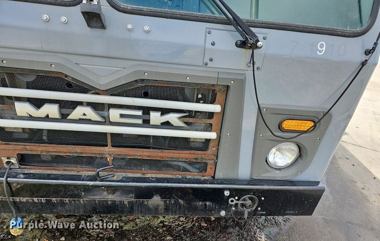 image for item DM1559 2015 Mack LEU633 refuse truck