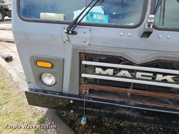image for item DM1559 2015 Mack LEU633 refuse truck