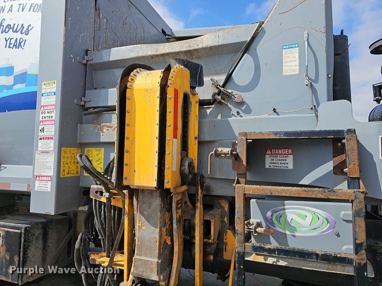 image for item DM1559 2015 Mack LEU633 refuse truck