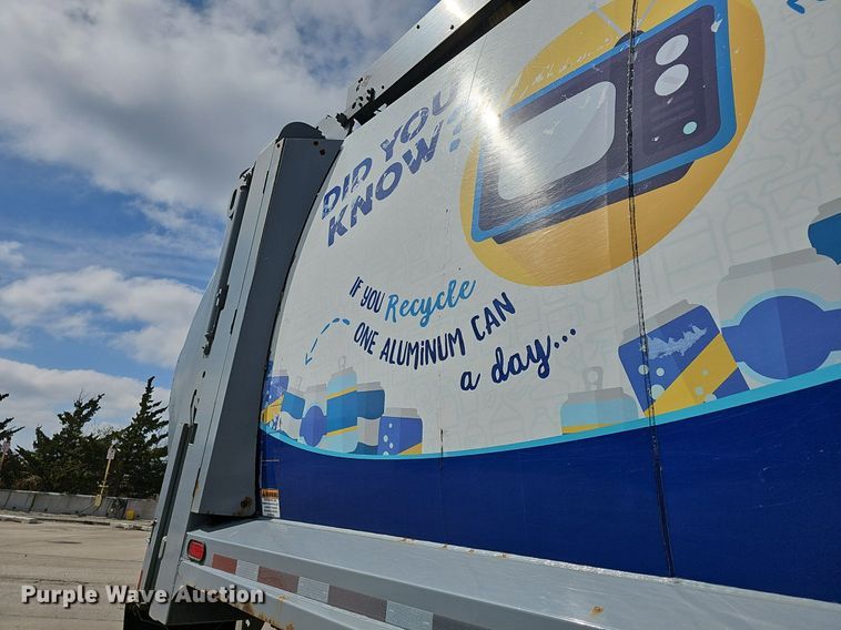 image for item DM1559 2015 Mack LEU633 refuse truck