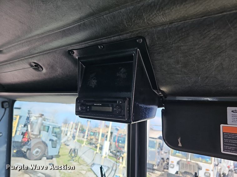 image for item DM1559 2015 Mack LEU633 refuse truck