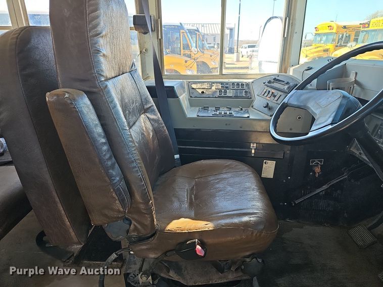 image for item DM1571 2004 International 3800 school bus