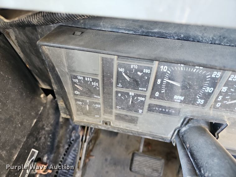 image for item DM1571 2004 International 3800 school bus