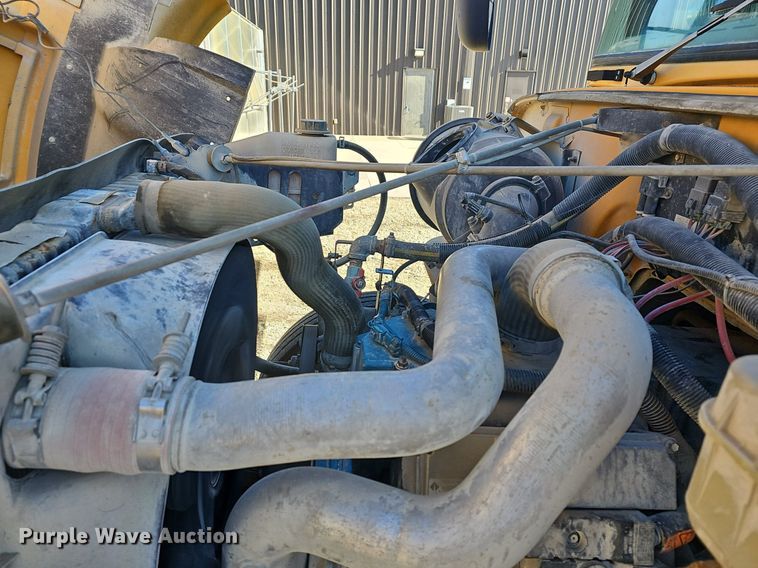 image for item DM1571 2004 International 3800 school bus