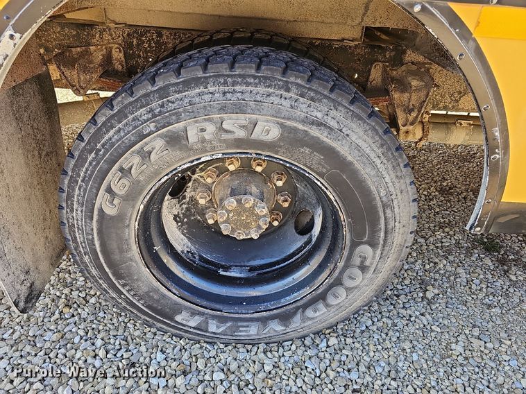 image for item DM1571 2004 International 3800 school bus