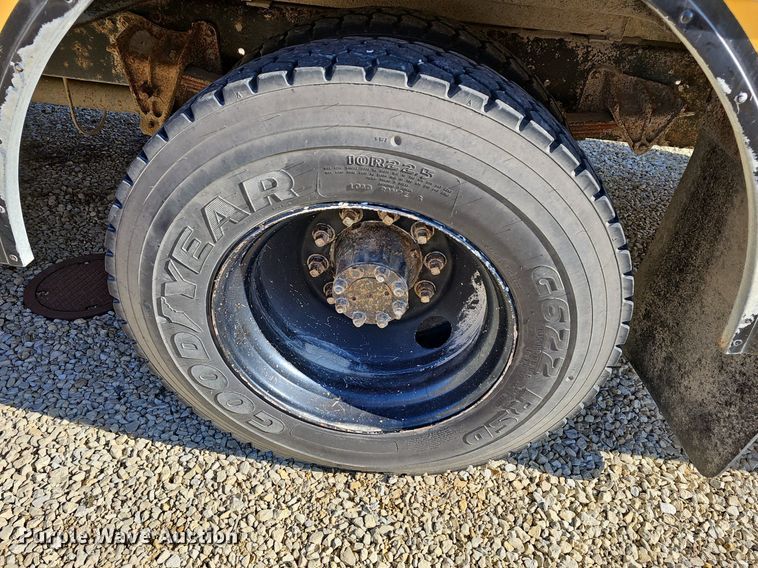 image for item DM1571 2004 International 3800 school bus