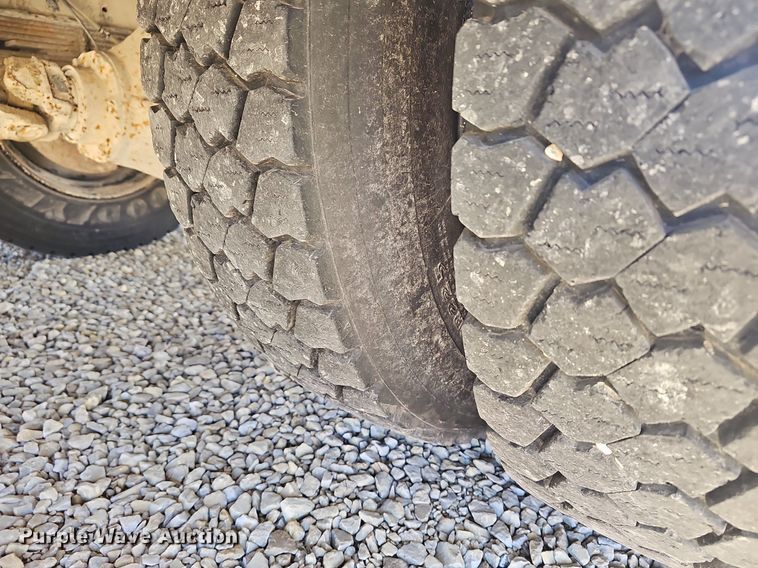 image for item DM1571 2004 International 3800 school bus