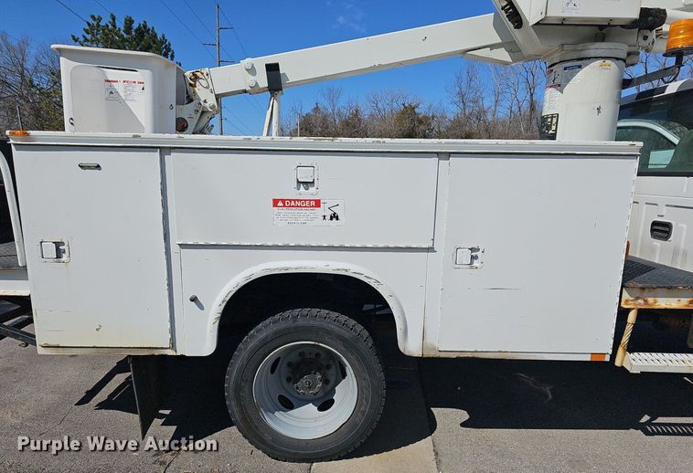 image for item DM1580 2003 Ford F450 Super Duty XL  bucket truck
